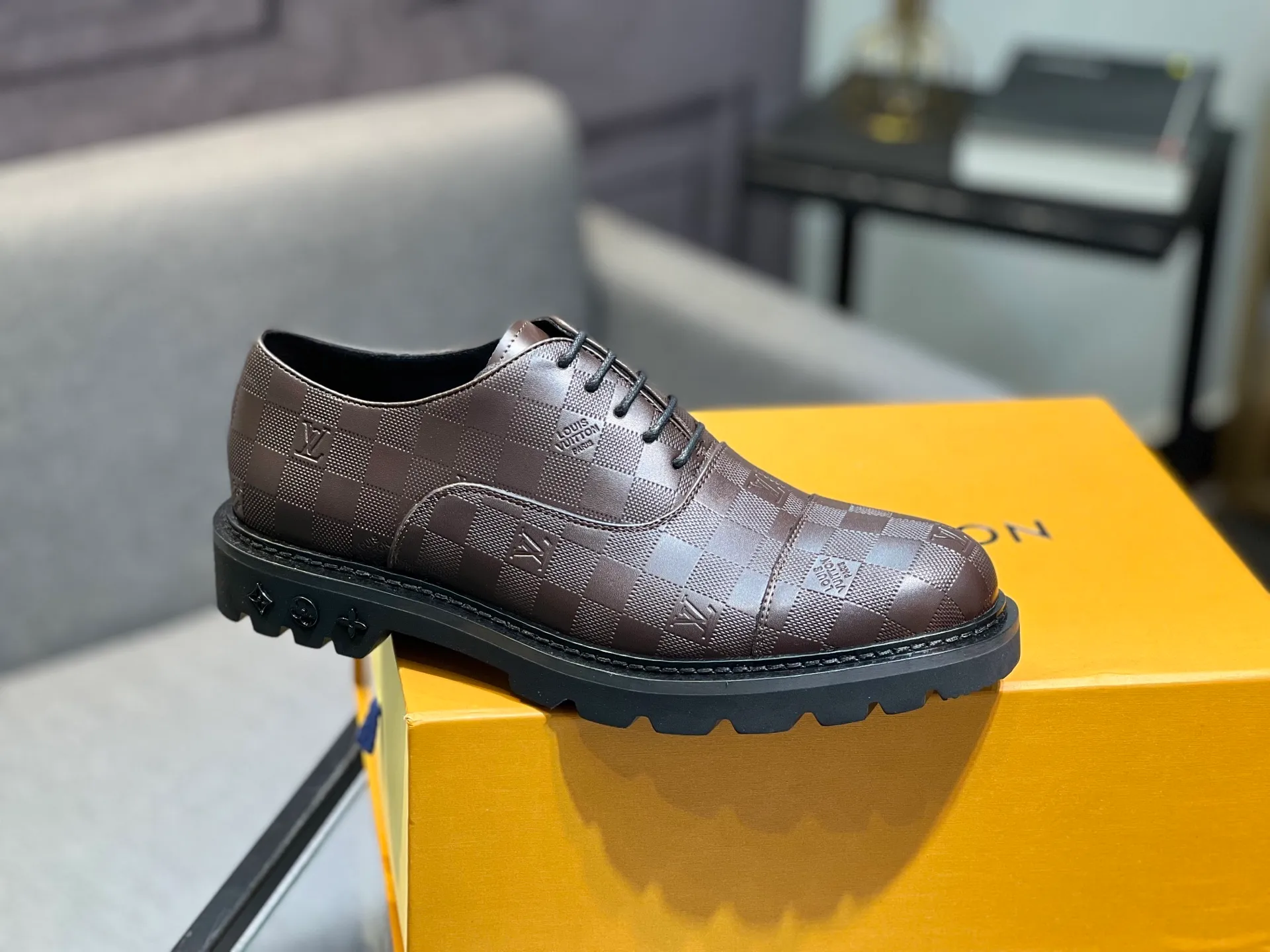 Men's shoes 💰820 [LV] - High-end quality - Upper: 🔝 tumbled cowhide, Nappa cowhide, brand logo sewn on shoe body - Lining: cowhide, foot pads; water-dyed cowhide - Outsole: TPR·rubber foam; two-color molded outsole -Super high quality control·Fine workmanship: highlighted (high-end·luxury·grade) -Size: 39-44 (38 45 can be customized)